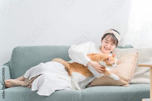 Foto 家で猫と遊ぶ日本人女性（嫌がる・抱っこ嫌い）