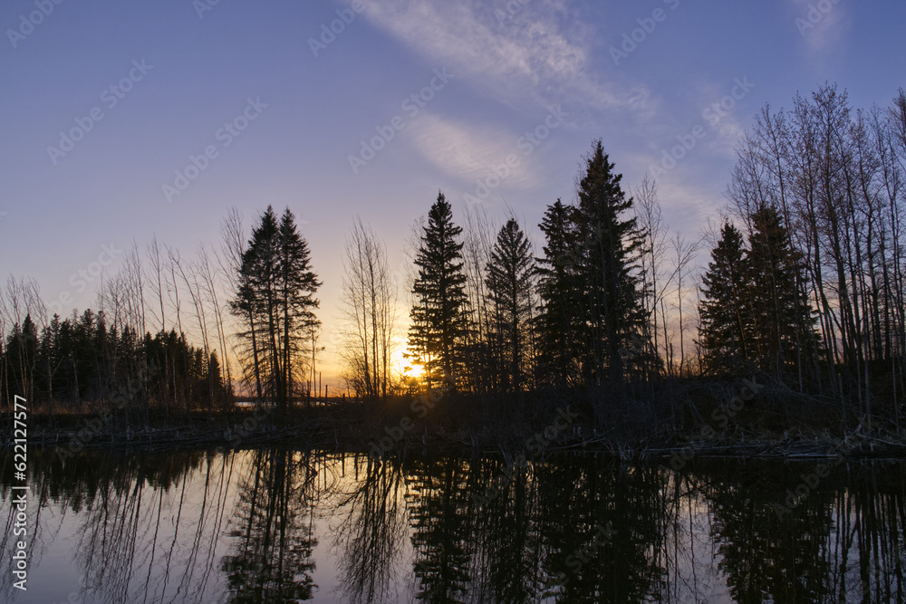 Obraz premium Astotin Lake during a Beautiful Mid-Spring Evening