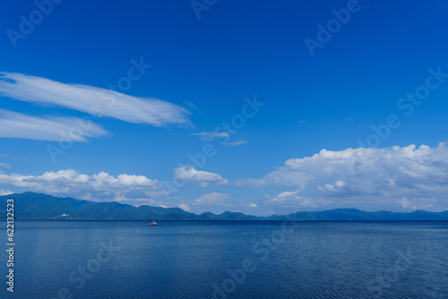 会津・猪苗代湖と晴れた空