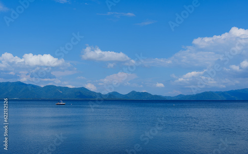 会津・猪苗代湖と晴れた空