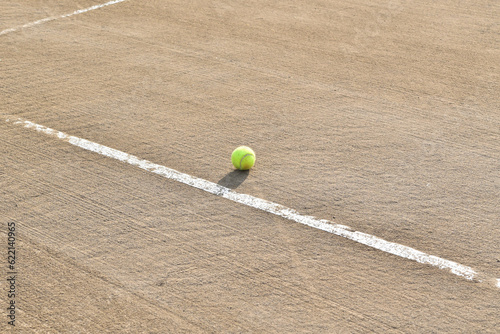 テニスコートとボール © araho