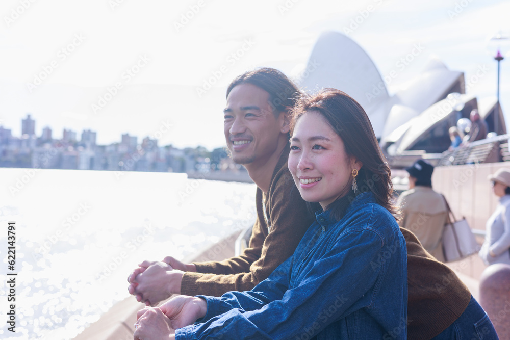 Fototapeta premium シドニーのオペラハウスを観光する日本人カップル