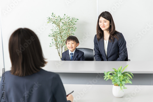 受験の面接を受ける親子　Parents and children undergoing an exa photo