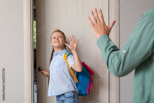 Εκτύπωση καμβά Little girl saying goodbye to her father before going to school in hall