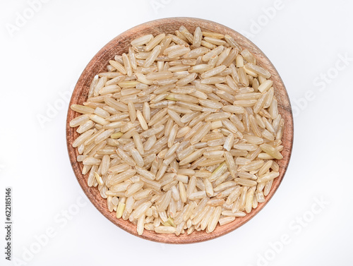 Porcja nieugotowanego ryżu brązowego na białym tle