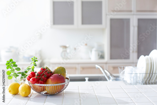 Fotobehang 朝の日差しとキッチンの果物、明るいキッチンの背景