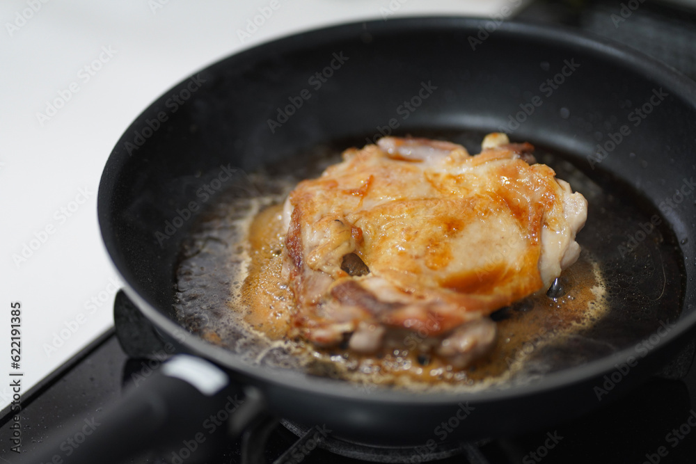 鶏の照り焼きを作る様子 鶏の照り焼きを作る様子