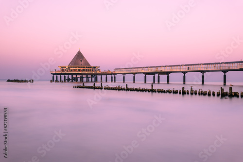 Steg am Meer im Sonnenuntergang