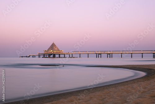 Steg am Meer im Sonnenuntergang