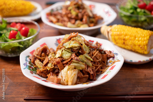Obraz na płótnie 日本の食卓,お祭り気分の焼きそば、焼きトウキビと! w salonie
