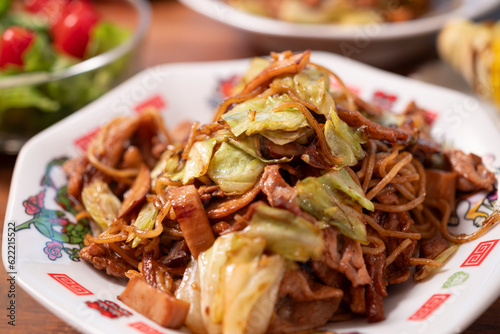 Obraz na płótnie 日本の食卓,お祭り気分の焼きそば、焼きトウキビと! w salonie