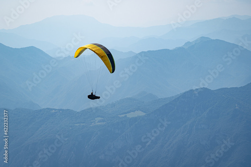 Parapendio lago e montagna