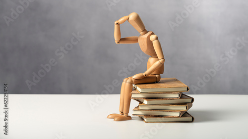 Denker auf Buchstapel