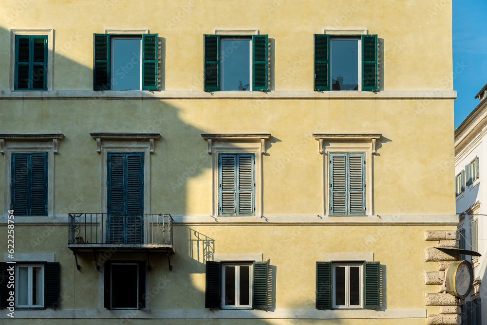 Obraz premium Renaissance balcony on a mediterranean building with shutters