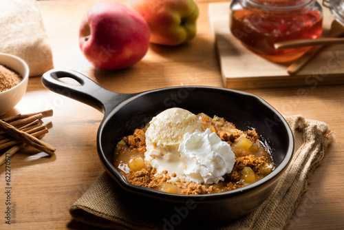 Tarta de manzana en sartén de hierro con helado de vainilla. Apple Pie in a Cast Iron Pan with Vanilla Ice Cream