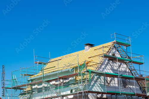 Photo Unfinished roof of a private residential building surrounded by scaffolding