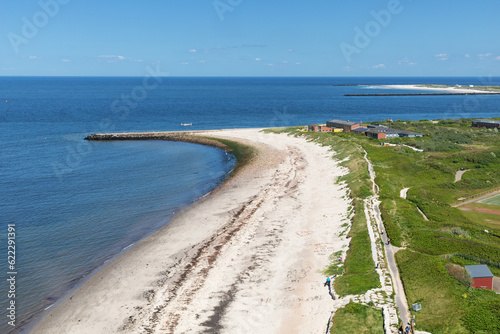 Nordstrand von Helgoland in der Nordsee  Deutschland. Am Ende des Strandes sind die Geb  ude der Jugendherge und dahinter die D  ne zu sehen.