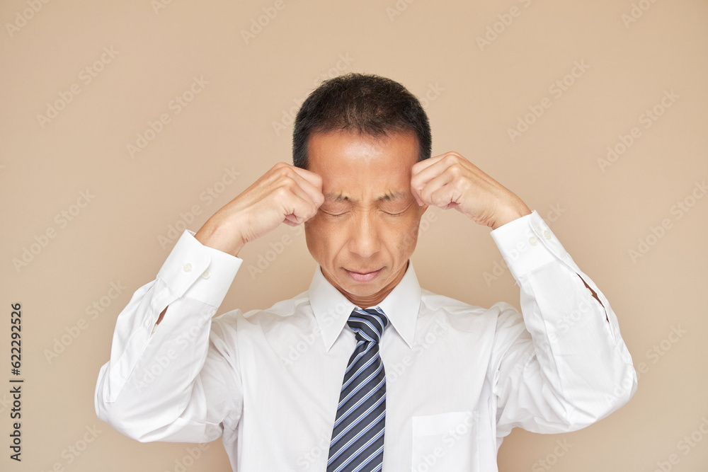 経営に苦しい一人の中年経営者の表情