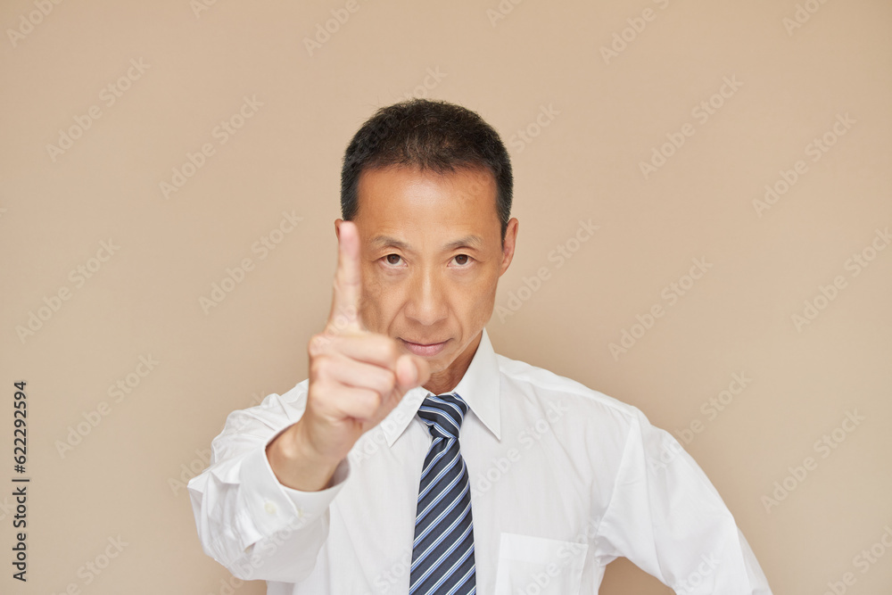 自信満々の一人の中年男性経営者の頑張るポーズ