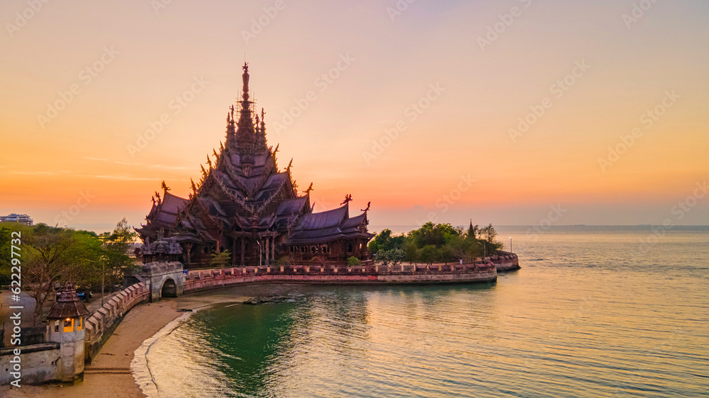 Obraz premium Sanctuary of Truth, Pattaya, Thailand, wooden temple by the ocean during sunset on the beach of Pattaya. Temple of Truth in Thailand drone view from above