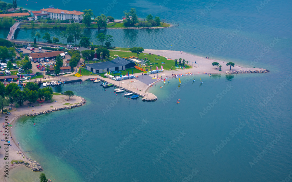 Ort Torbole am Garda See, Italien. Aussicht aus der Vogelperspektive, Strand, Sporthafen und Mündung des Flusses Sarca. 