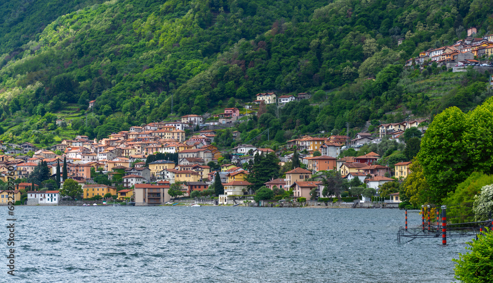Blick auf das kleine Dorf Acquaseria am Comer See, Italien