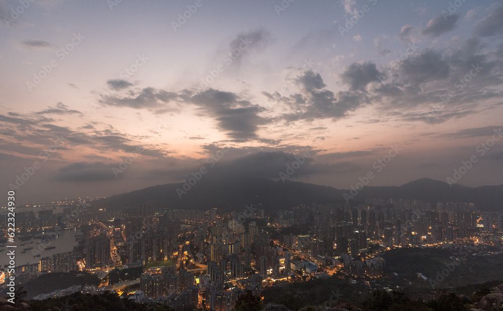 Naklejka premium time lapse of clouds over the city
