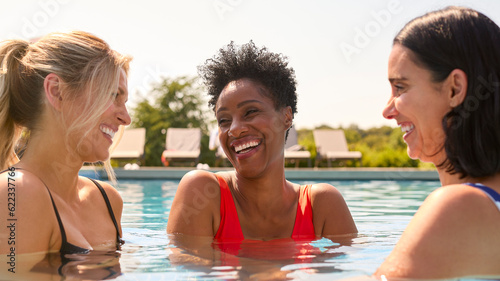 Cuadro en lienzo Three Mature Female Friends Wearing Swimsuits In Outdoor Pool On Spa Day