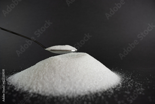 Принти на полотні Pour the natural sweetener stevia from the packet into a spoon.