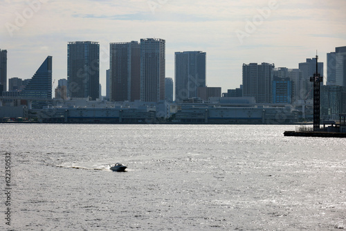 大都会の高層ビルに囲まれた東京湾を走るモーターボート © ToYoPHoTo