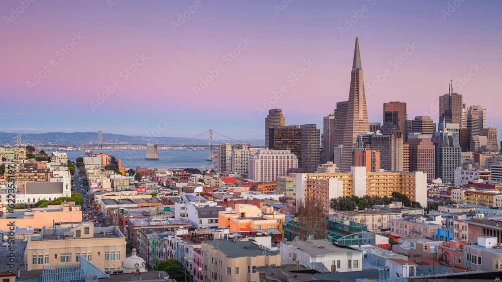 Obraz premium Panoramic image of San Francisco skyline at sunset.