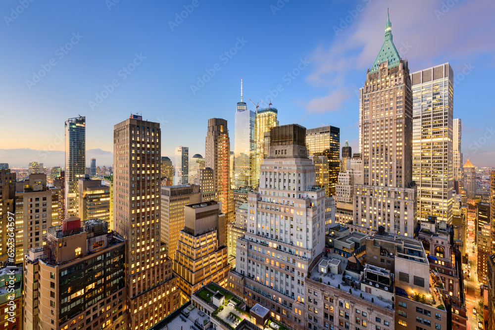 Obraz premium New York City Financial District cityscape at dusk.