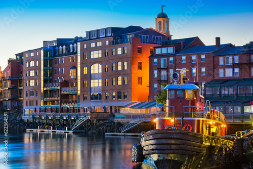Cuadro en lienzo Portsmouth, New Hampshire, USA town skyline on the Piscataqua River