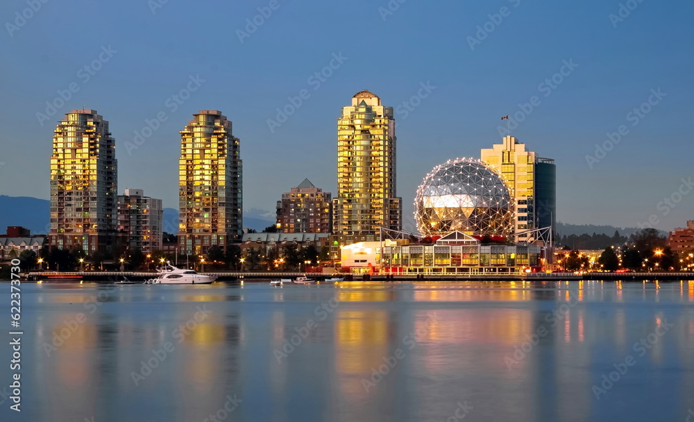 Obraz premium Vancouver City, Downtown, Science World museum, Vancouver Harbor