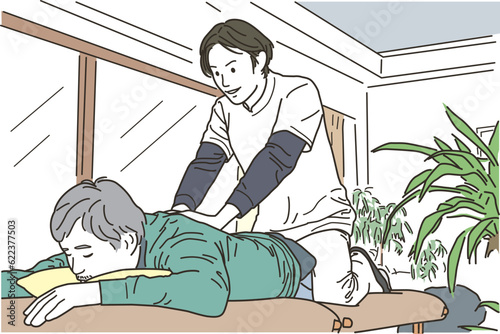 整体のマッサージをする男性整体師