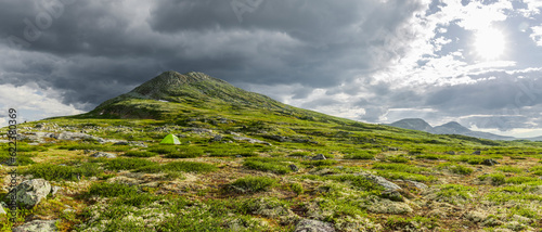 Zelt in einer Berglandschaft in Norwegen