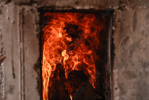 Cuadro en lienzo Chamas dentro de um forno rústico