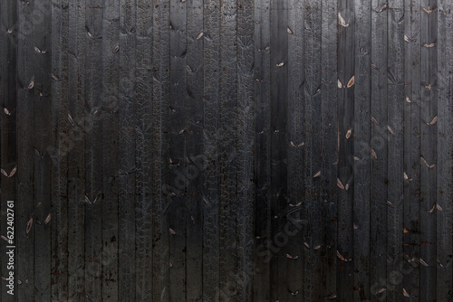 Foto Vertical black dark burned wood vertical linear pattern facade.