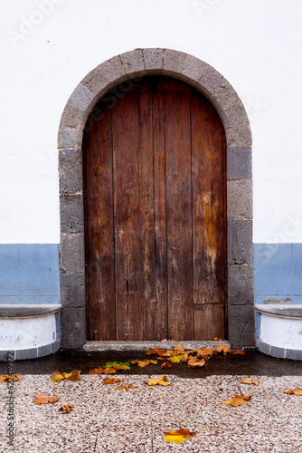 Puerta de madera de la iglesia de Fontanales en oto  o en la isla de Gran Canaria  Espa  a