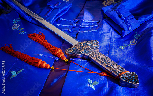 Espada china sobre ropa tradicional china photo