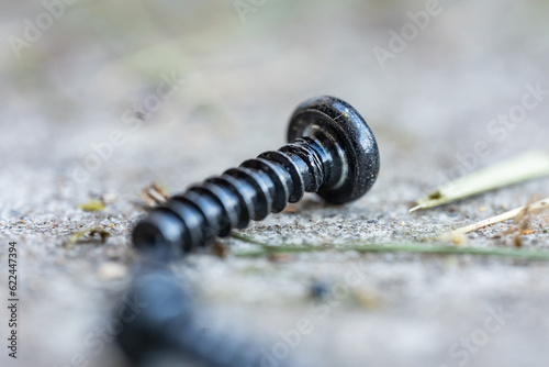 Zbliżenie na śrubę w warsztacie samochodowym przy naprawie kosiarki