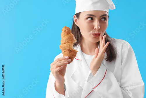 Female chef eating tasty cr...