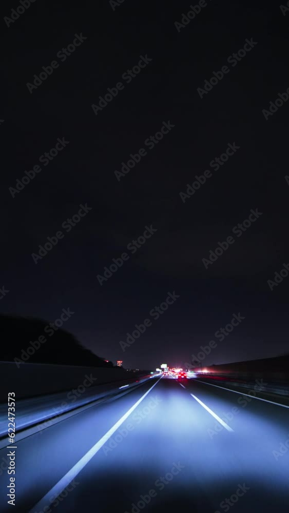 縦表示デバイス対応 夜のダイナミックな高速道路走行タイムラプス