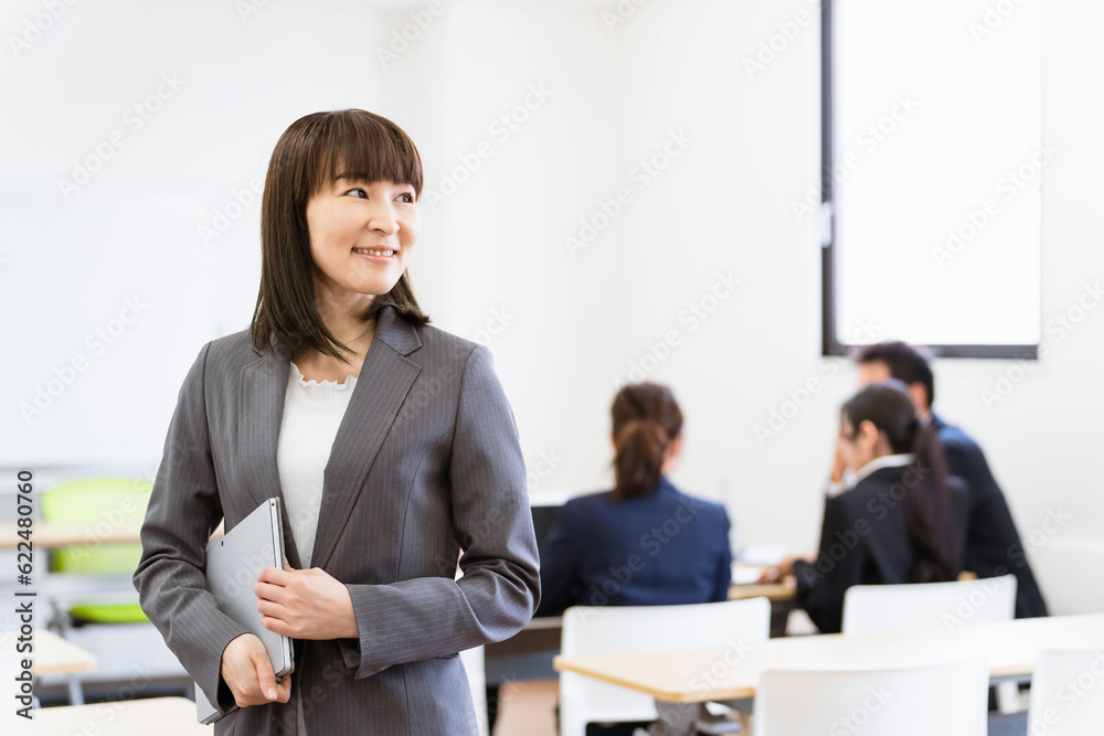 オフィス・会議室にいるパソコンを持ったビジネスウーマン・女性
オフィス・会議室にいるパソコンを持ったビジネスウーマン・女性