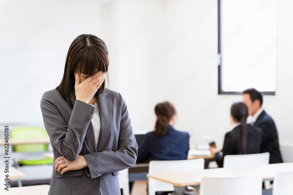 オフィス・会議室にいるビジネスウーマン・女性(30代・40代)
オフィス・会議室にいるビジネスウーマン・女性(30代・40代)