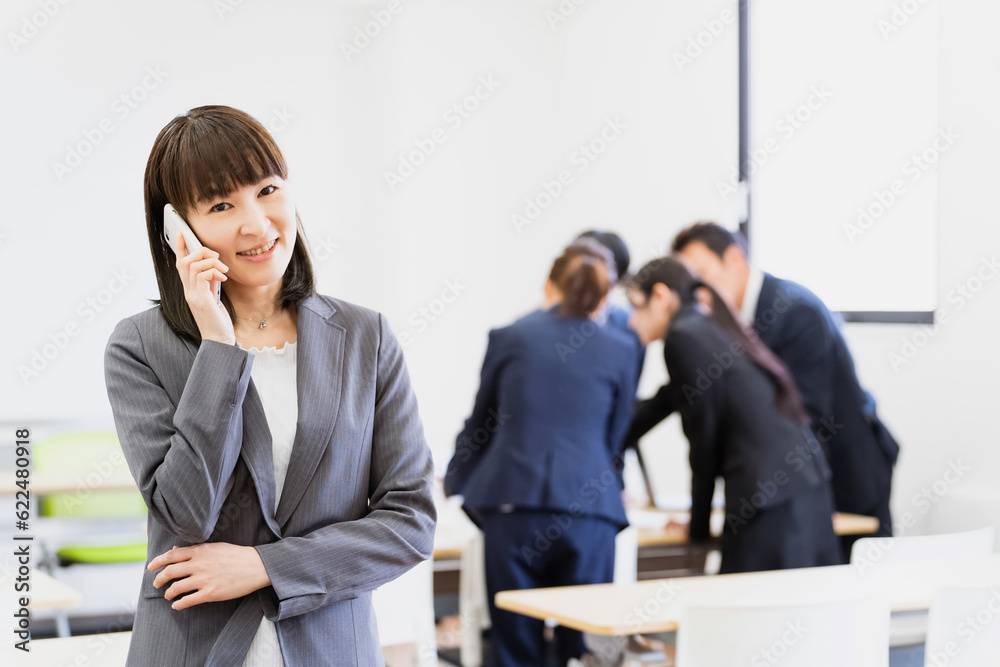 オフィス・会議室でスマホを使うビジネスウーマン・女性(30代・40代)
オフィス・会議室でスマホを使うビジネスウーマン・女性(30代・40代)