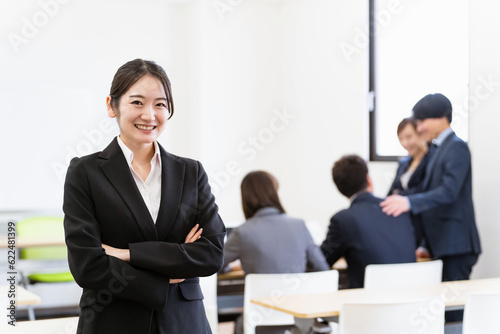 オフィス・会議室にいる新入社員・新卒・新人・ビジネスウーマン（就職活動）
