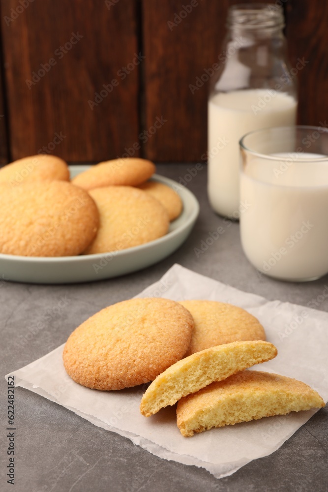 Naklejka premium Delicious Danish butter cookies and milk on grey table, closeup