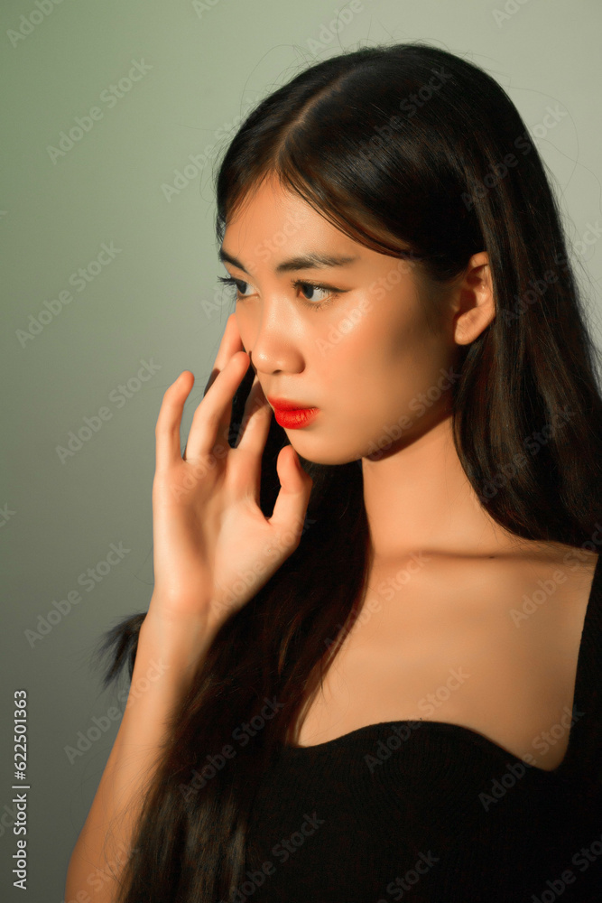 Obraz premium Fashion and beauty concept, Fashion woman with glowing makeup and pose on gray background