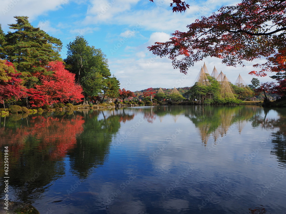 Obraz premium 金沢 兼六園 雪吊りと紅葉の景色